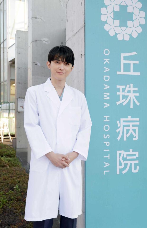 　主人公の小児科医・志子田武四郎を演じる吉沢亮