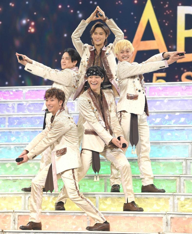 　「ファイブスター」ポーズを決めるＡ．Ｂ．Ｃ－Ｚの（左下から時計回りに）河合郁人、五関晃一、橋本良亮、塚田僚一、戸塚祥太（撮影・棚橋慶太）