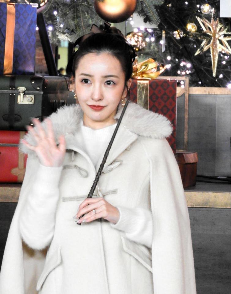 　クリスマスツリー前で笑顔を浮かべる板野友美