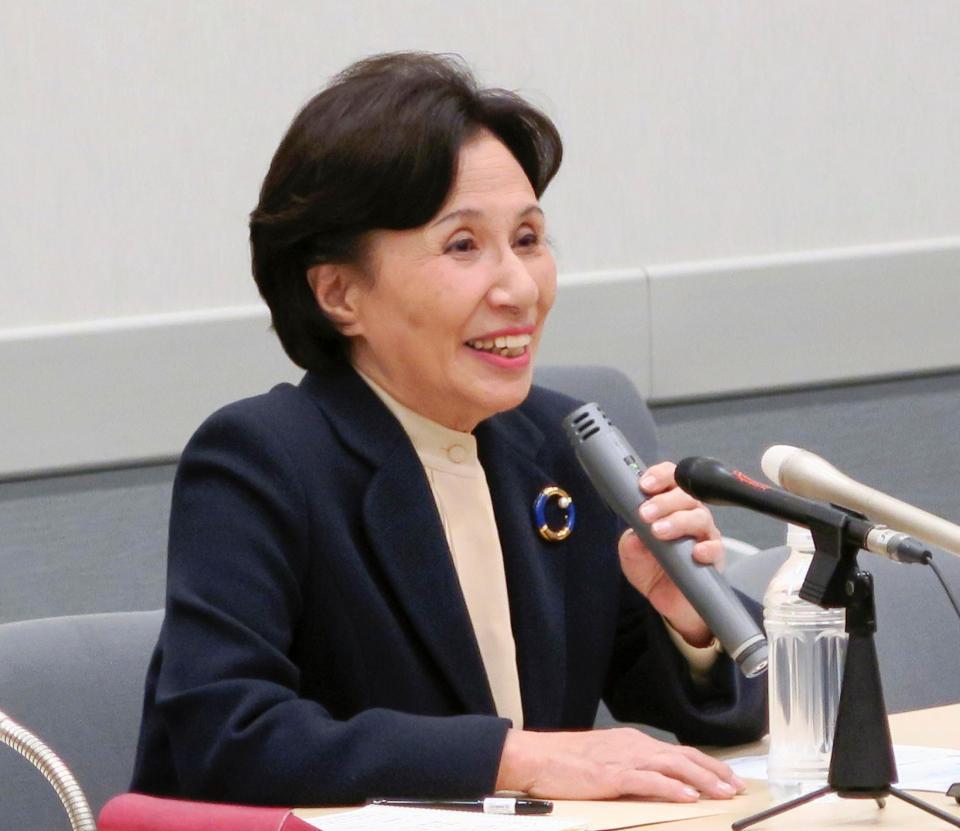 　国会内で記者会見する田中真紀子元外相