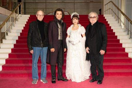 　（左から）ミヒャエル・クンツェ氏、井上芳雄、花總まり、シルヴェスター・リーヴァイ氏