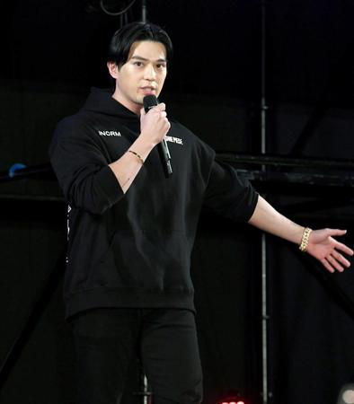 　開催宣言する新田真剣佑（撮影・佐藤厚）