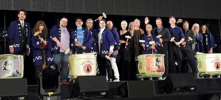 　鏡開きをする（左から）小田井涼平、伊織もえ、Ｃ．Ｂ．セブルスキー氏、エドゥアルド・リマ氏、ミラフォラ・ミナ氏、ダニエル・ローガン、テムエラ・モリソン、ポム・クレメンティエフ、エヴァンジェリン・リリー、マッツ・ミケルセン、胸組光明氏、ベネディクト・カンバーバッチ、トム・ヒドルストン、ユアン・マクレガー、クリストファー・ロイド、ナタリア・テナ（撮影・佐藤厚）