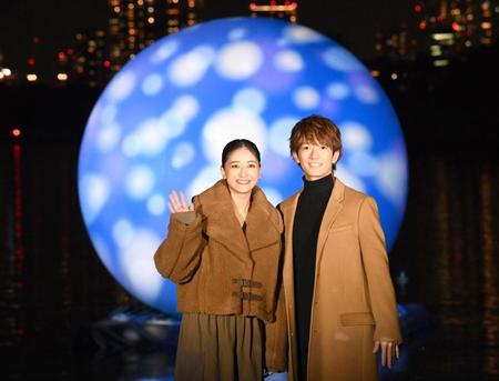 　クリスマスバージョンに彩られた月のオブジェを背にするみちょぱ（左）と大倉士門（撮影・園田高夫）