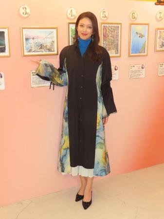 　水彩画展に出席した田中道子