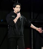 　開催宣言する新田真剣佑（撮影・佐藤厚）