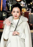 　笑顔で手を振る板野友美