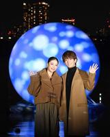 　月のオブジェを背に手を振る、みちょぱ（左）と大倉士門（撮影・園田高夫）