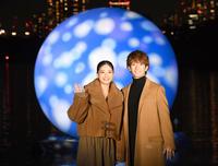 　クリスマスバージョンに彩られた月のオブジェを背にするみちょぱ（左）と大倉士門（撮影・園田高夫）