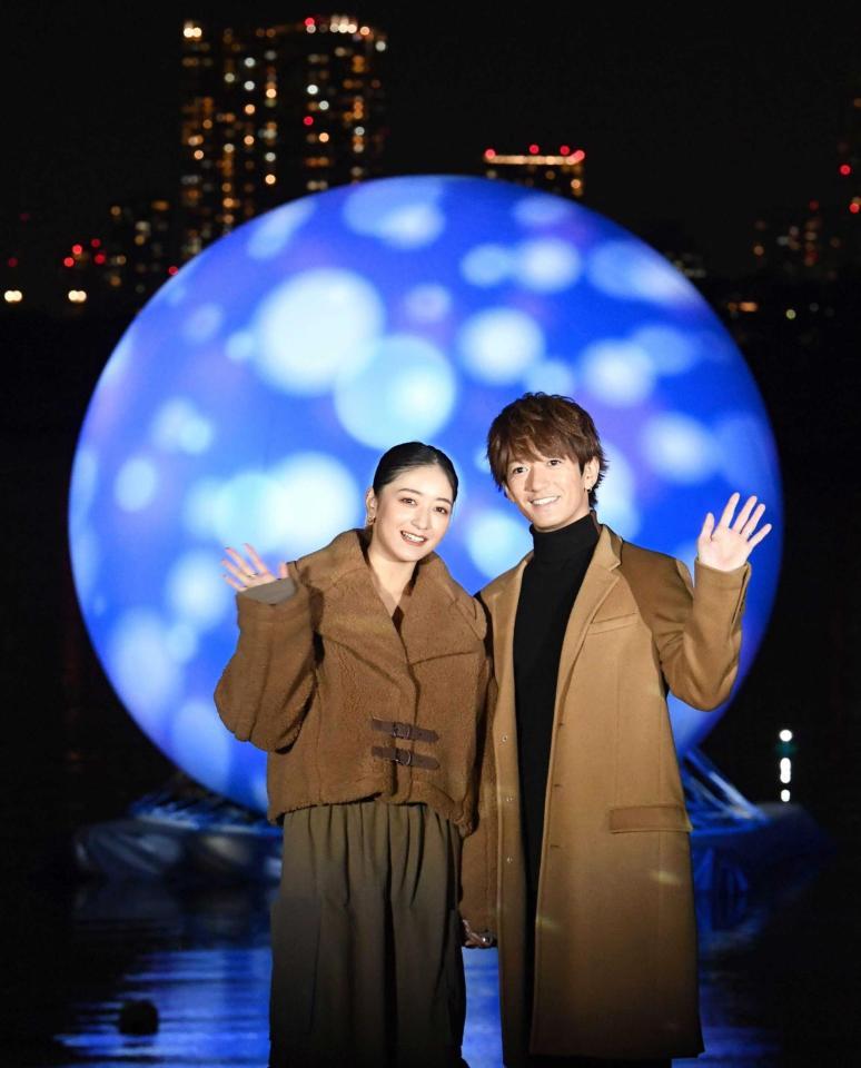 　月のオブジェを背に手を振る、みちょぱ（左）と大倉士門（撮影・園田高夫）