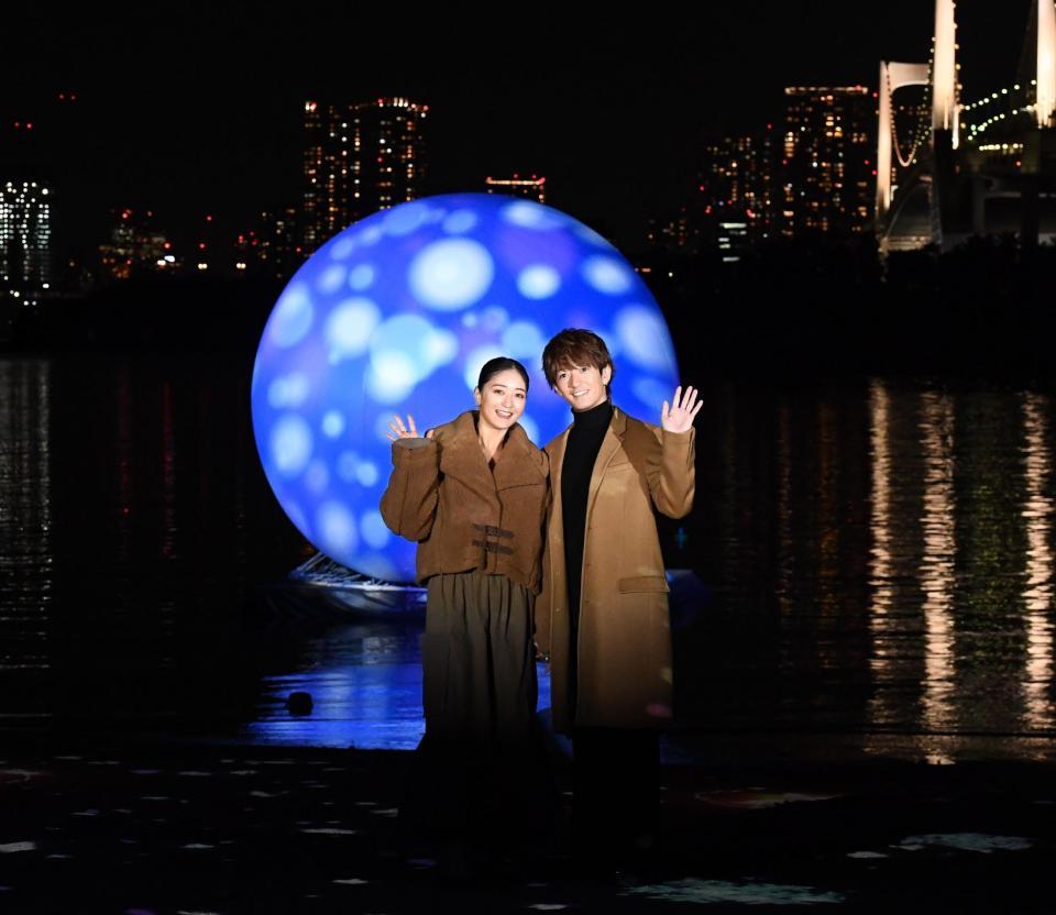 　プロジェクションマッピングで彩られた月のオブジェを背にしてポーズをとるみちょぱ（左）と大倉士門（撮影・園田高夫）