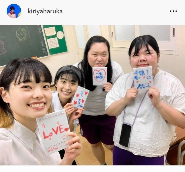きりやはるかのインスタグラム＠ｋｉｒｉｙａｈａｒｕｋａから　左から２人目が酒寄希望
