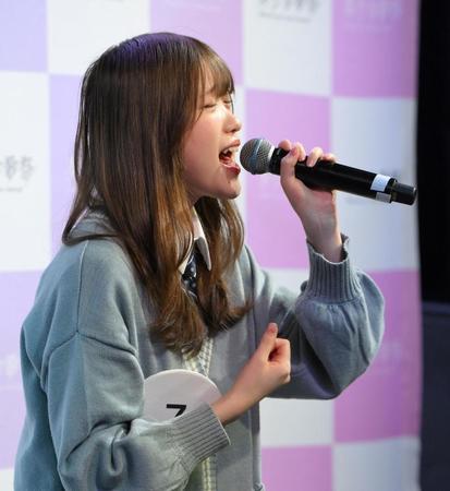 　「美少女歌祭２０２３」の最終審査で熱唱するＫｏｍｏｍｏさん（撮影・伊藤笙子）