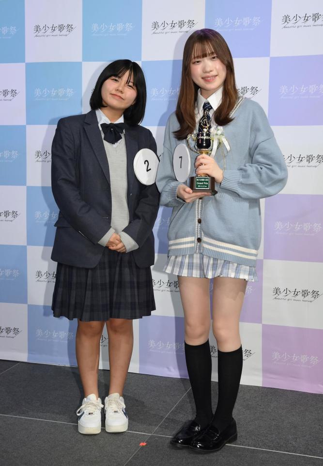 　「美少女歌祭２０２３」グランプリを受賞したＫｏｍｏｍｏさん（右）と審査員特別賞の寿理さん（撮影・伊藤笙子）
