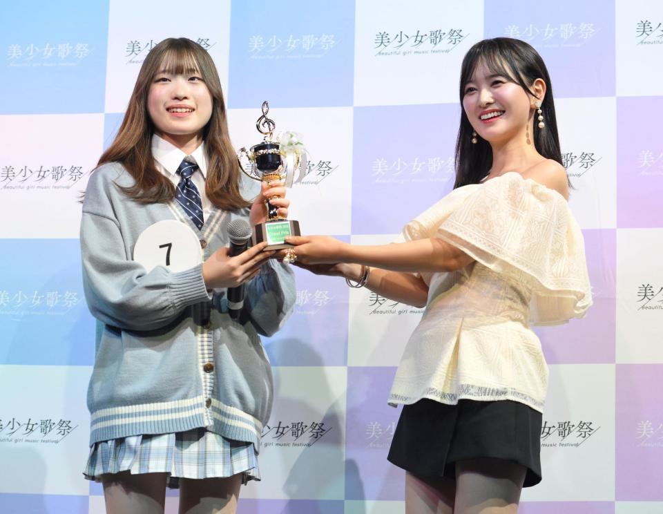 　「美少女歌祭２０２３」グランプリを受賞し、兒玉遥（右）からトロフィーを受け取るＫｏｍｏｍｏさん（撮影・伊藤笙子）