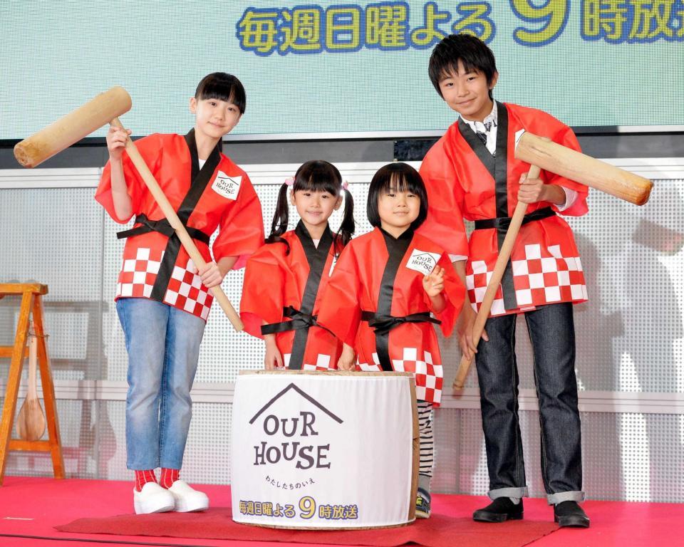 　こどもの日のイベントで餅つきをした（左から）芦田愛菜、松田芹香、寺田心、加藤清史郎＝２０１６年５月
