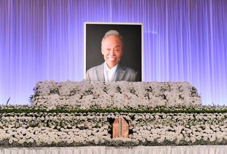 　谷村新司さんを送る会の祭壇（撮影・園田高夫）