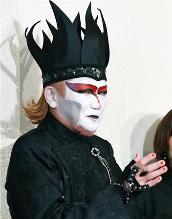 　谷村新司さんとの思い出を語るデーモン閣下（撮影・園田高夫）