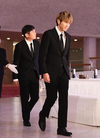 　ゆずの北川悠仁（右）と岩沢厚司が弔問に訪れた（撮影・園田高夫）