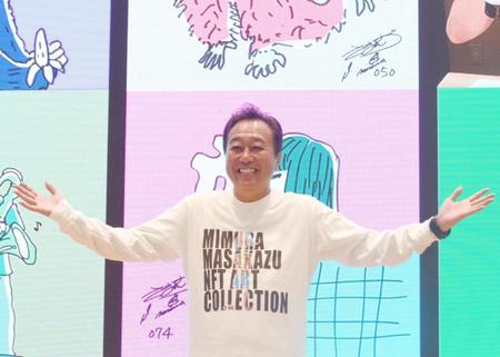 　笑顔でポーズを取る三村マサカズ