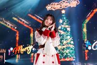 　クリスマスツリーの前で笑顔の日向坂４６・小坂菜緒