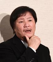 　谷村さんの思い出を話す堀内孝雄（撮影・園田高夫）