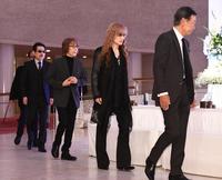 　（右から）都倉俊一氏、ＴＨＥ　ＡＬＦＥＥの高見沢俊彦、坂崎幸之助、桜井賢（撮影・園田高夫）