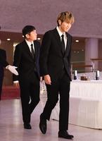 　ゆずの北川悠仁（右）と岩沢厚司が弔問に訪れた（撮影・園田高夫）