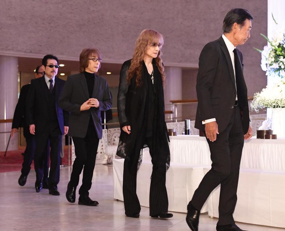 　（右から）都倉俊一氏、ＴＨＥ　ＡＬＦＥＥの高見沢俊彦、坂崎幸之助、桜井賢（撮影・園田高夫）