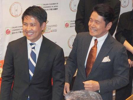 　親子でイベント出演した峰竜太（右）と下嶋兄
