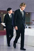 　ゆずの北川悠仁（右）と岩沢厚治