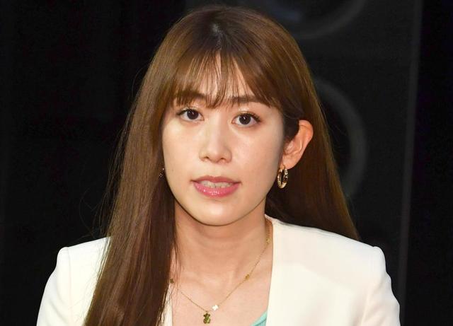 超難関大卒のNHK女子アナ 激レア丸メガネ×タイトニットでお茶目顔 