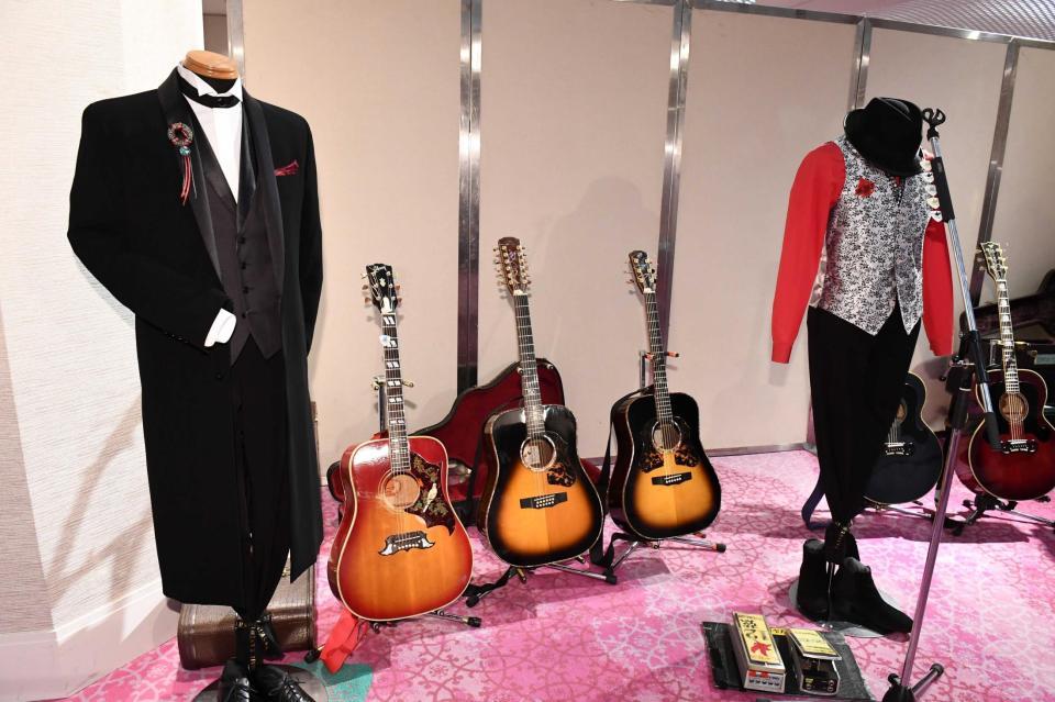 　展示された衣装やギター