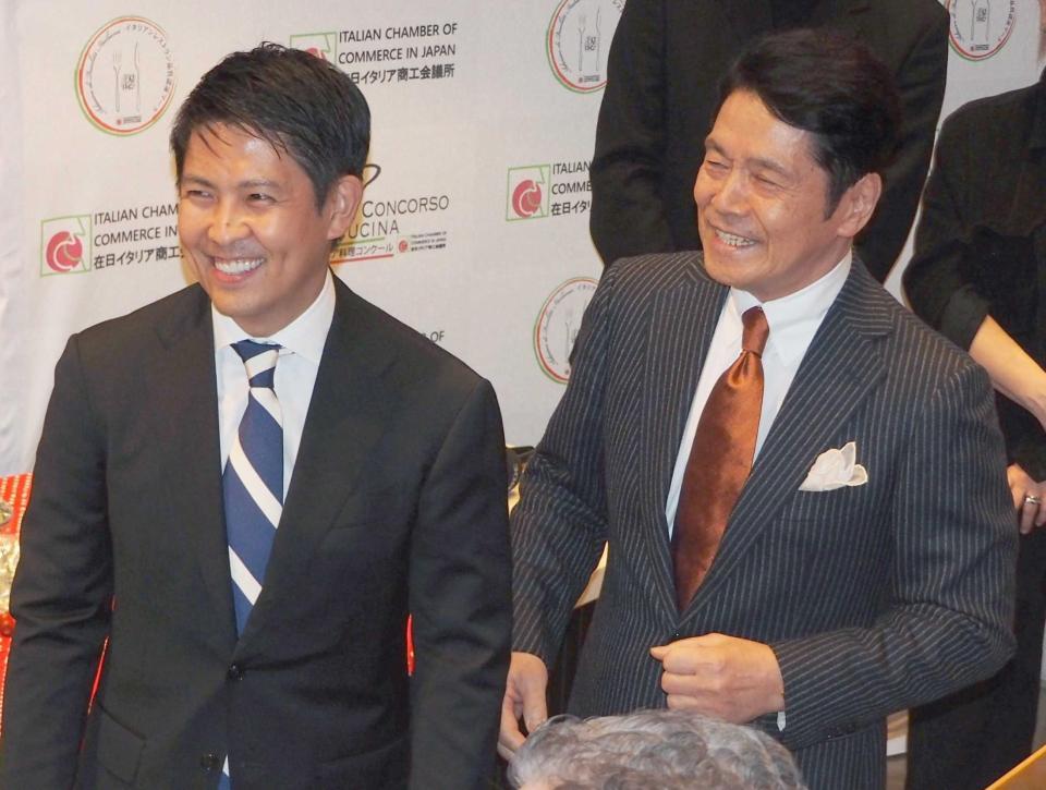 　親子でイベント出演した峰竜太（右）と下嶋兄