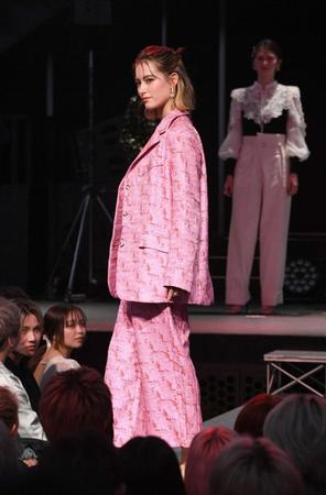 　ポーズを決めるトラウデン直美（撮影・佐々木彰尚）