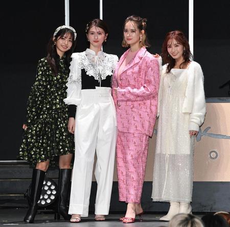 　ポーズを決める（左から）小室安未、菜波、トラウデン直美、ほのか（撮影・佐々木彰尚）