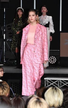 　ランウェイを歩くトラウデン直美（撮影・佐々木彰尚）