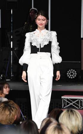 　ランウェイを歩く菜波（撮影・佐々木彰尚）