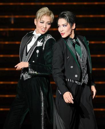 　雪組ップスター彩風咲奈と、本拠地に別れを告げた和希そら（右）＝宝塚大劇場