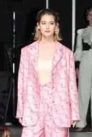 　ポーズを決めるトラウデン直美（撮影・佐々木彰尚）