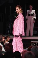 　ポーズを決めるトラウデン直美（撮影・佐々木彰尚）