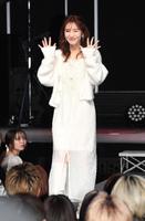 　手を振るほのか（撮影・佐々木彰尚）