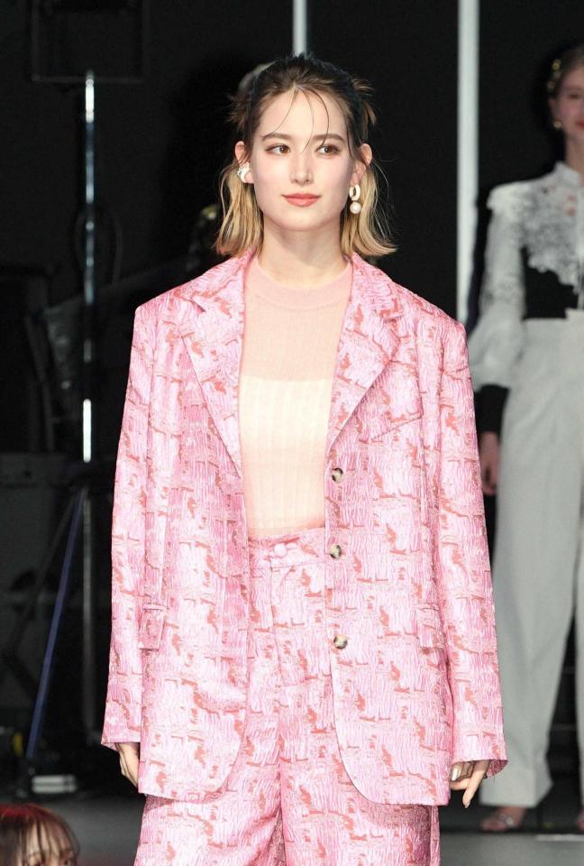 　ポーズを決めるトラウデン直美（撮影・佐々木彰尚）