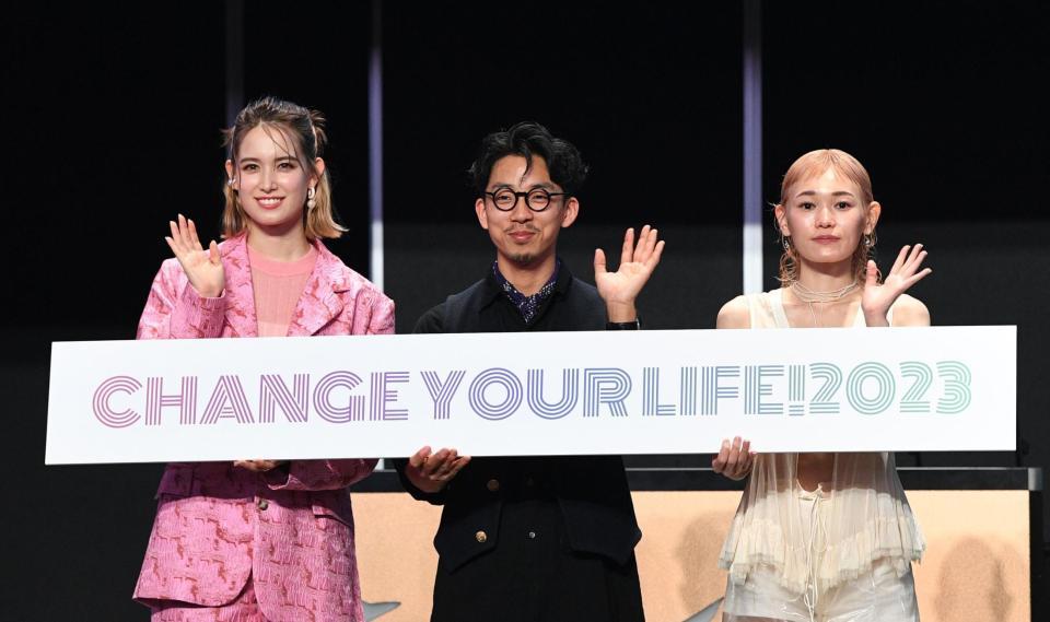 　グランプリに輝いた土川直人さん（中央）とプレゼンターのトラウデン直美（左）＝撮影・佐々木彰尚