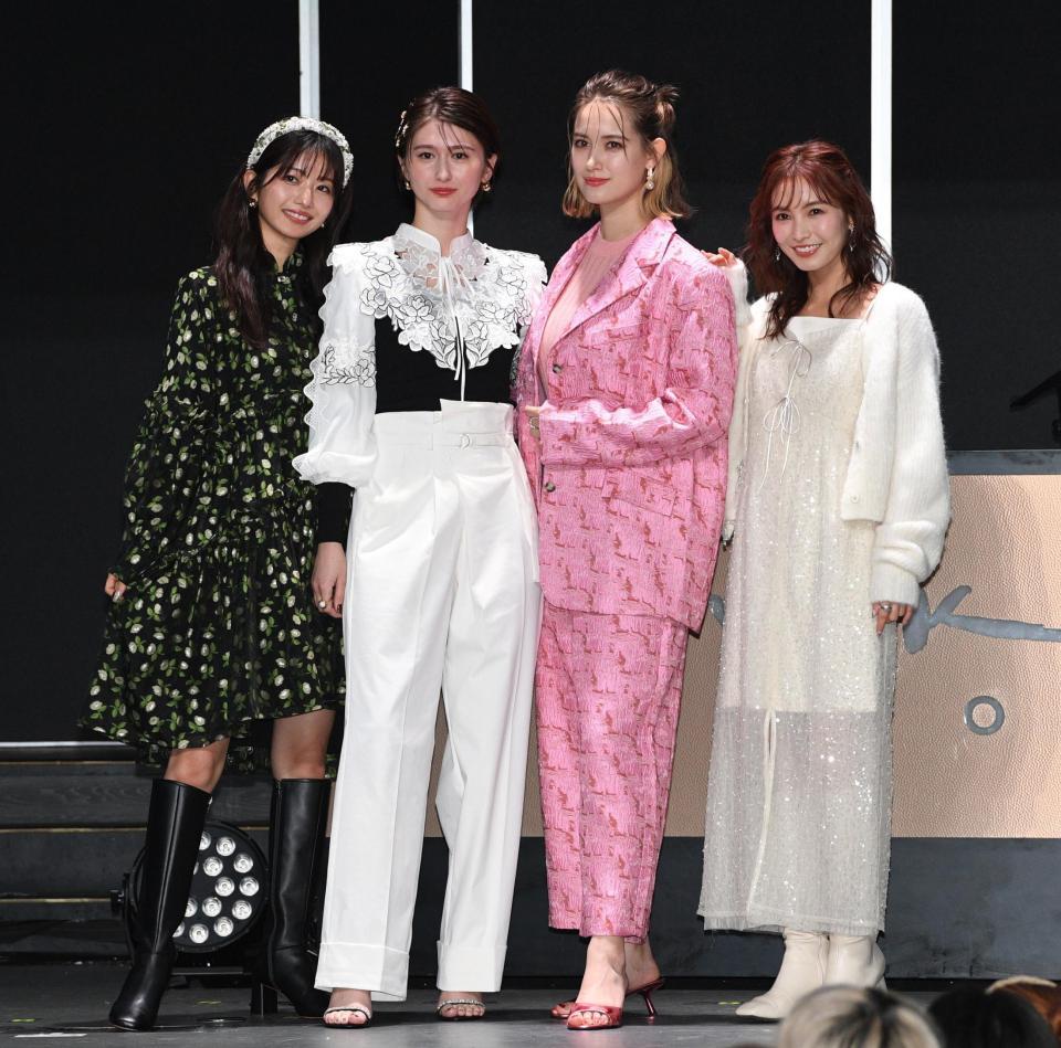 　ポーズを決める（左から）小室安未、菜波、トラウデン直美、ほのか（撮影・佐々木彰尚）