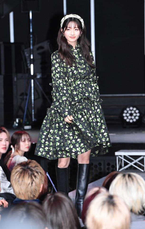 　ポーズを決める小室安未（撮影・佐々木彰尚）