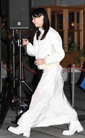 　純白の衣装で登場した西野七瀬（撮影・佐藤厚）