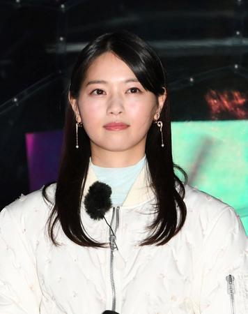 　純白の衣装で登場した西野七瀬（撮影・佐藤厚）