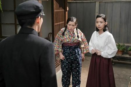 突然下宿先を訪ねて来た愛助（水上恒司）に驚くスズ子（趣里・右）と小夜（富田望生）