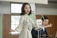 愛知の劇場で歌うスズ子。左から、スズ子（趣里）、四条（伊藤えん魔）